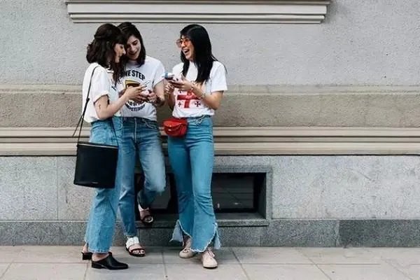 浅色牛仔裤怎么搭配