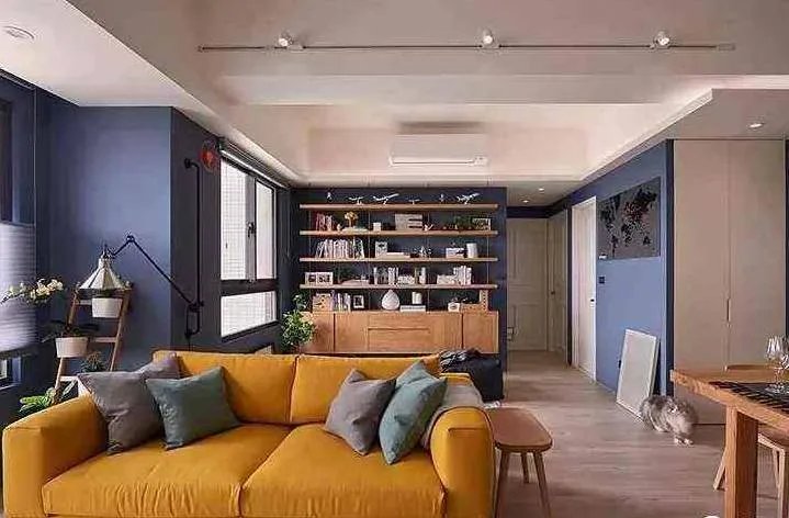 老公一直想不通沙发不靠墙怎么设计？看了这些案例就明白了！