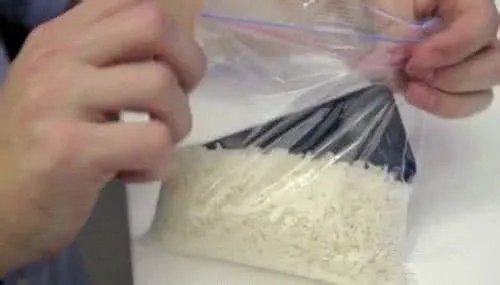 手机掉水里怎样处理 手机掉水里后要注意哪些