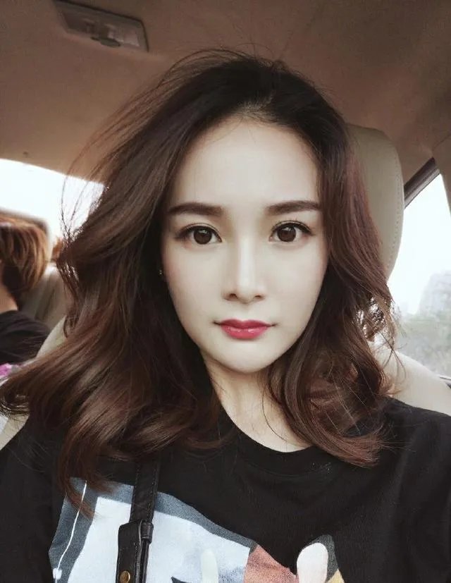 杨幂和卓亨瑜谁长得比较好看?