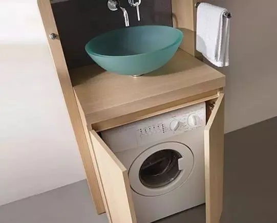 把洗衣机塞到洗手台下方，美观又实用，邻居看了也悄悄回家照着装！