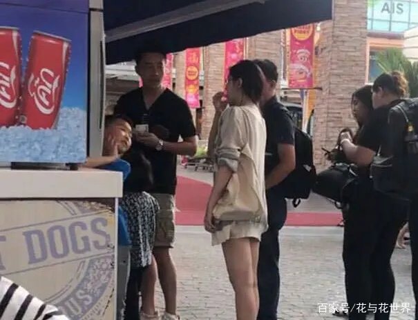 大S在飞机上不顾形象发脾气，汪小菲吓得拿掉耳机听训，他为什么怕老婆？