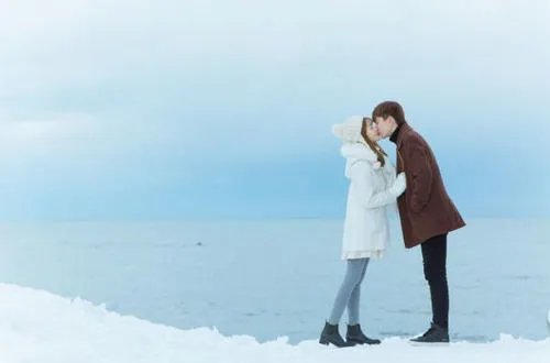 白敬亭新剧车内吻亲到马思纯鼻子上,你恋爱亲吻时都发生过哪些尴尬的事?