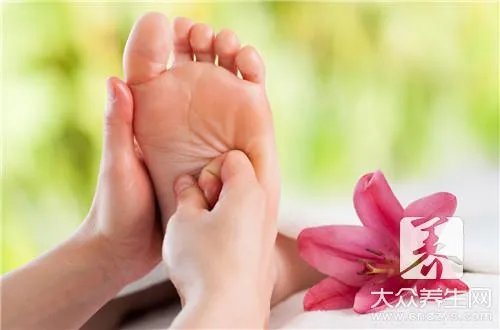 男人右脚底有颗痣图解