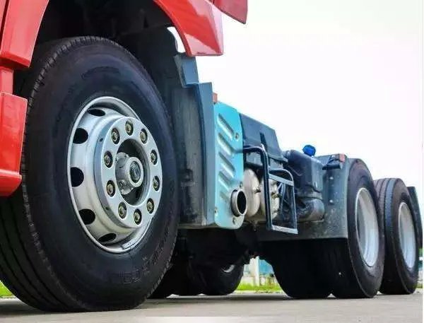 银川一工人在给轮胎充气时爆炸，工人被炸伤，这名工人的伤势如何？