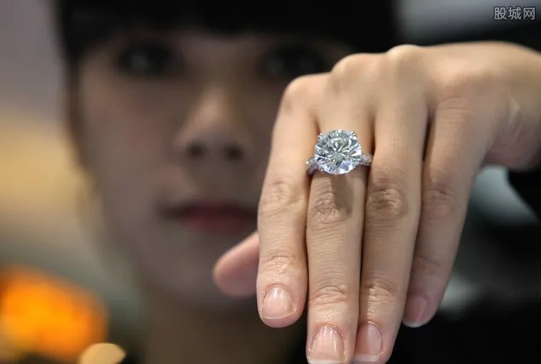 一克拉钻戒多少钱 一克拉钻石有多大？