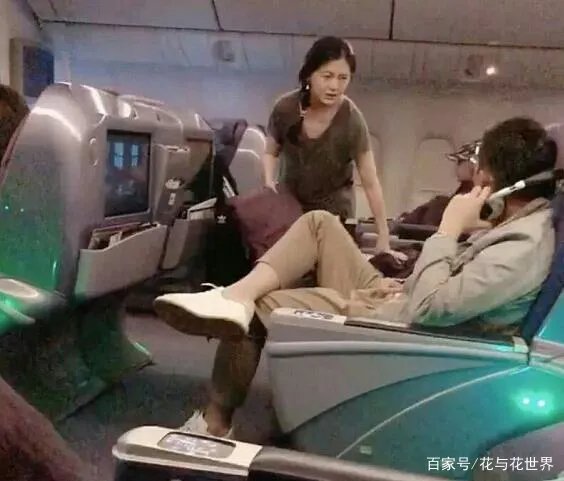 大S在飞机上不顾形象发脾气，汪小菲吓得拿掉耳机听训，他为什么怕老婆？
