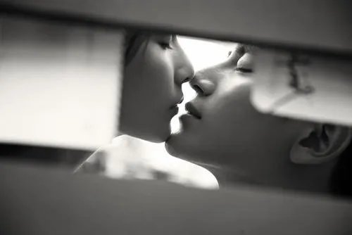 白敬亭新剧车内吻亲到马思纯鼻子上,你恋爱亲吻时都发生过哪些尴尬的事?