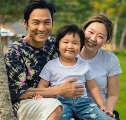 60岁杜德伟大方秀身材,配文高调表白老婆,他们夫妻感情有多好?