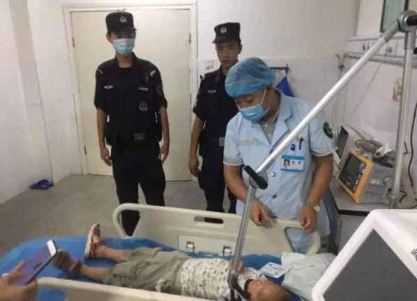 成都一广告牌“从天而降”砸伤男孩,民警火速护送就医,此事该如何追责呢?