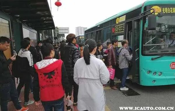 公交车为什么可以超载?公交车允许超载多少人