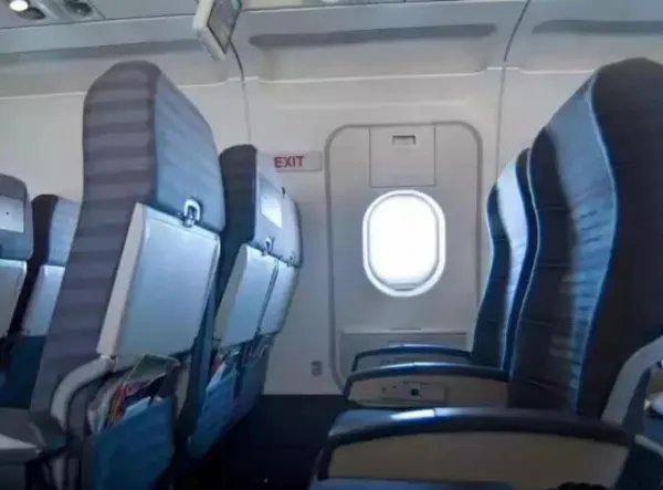 中国国航ca4524哪个位置靠窗