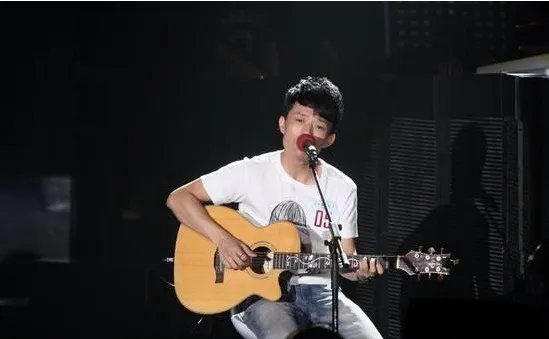 赵雷梁咏琪演唱会违规被罚,你赞同对于明星的这种处罚吗?