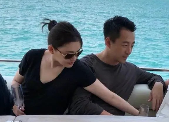 大S在飞机上不顾形象发脾气，汪小菲吓得拿掉耳机听训，他为什么怕老婆？