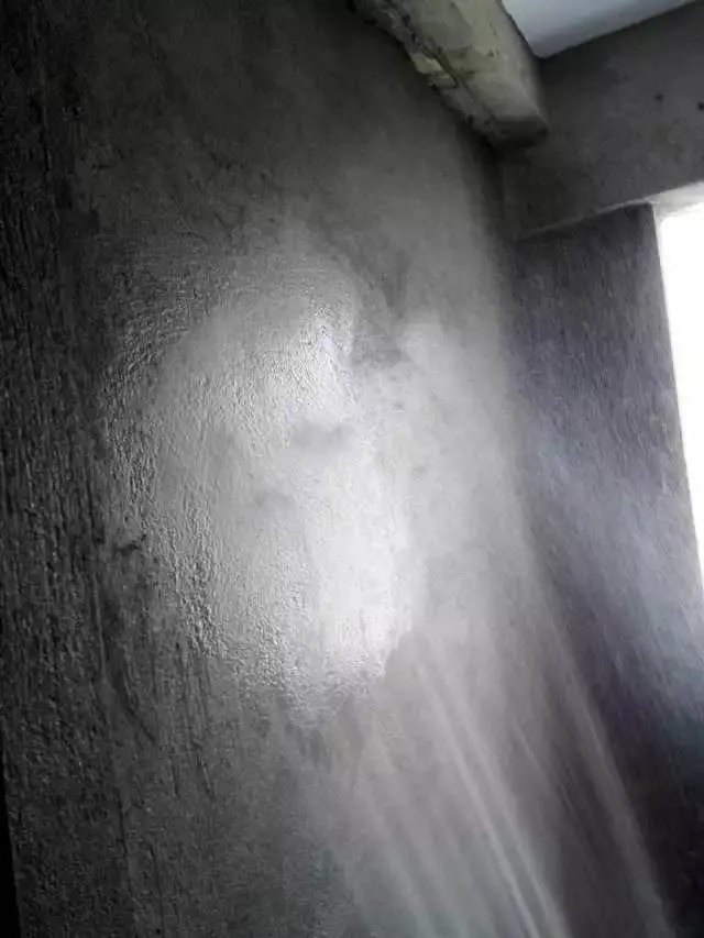 装修砌好墙后一定要浇水养护，不然小心墙体不稳！