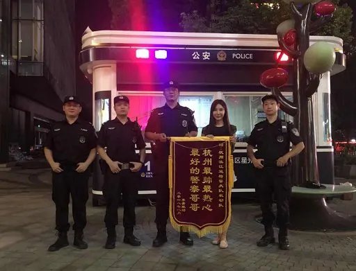 美女找到爱狗是如何感激警察的?