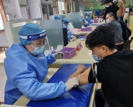 官方辟谣多地暂停新冠疫苗第一针接种,各地接种的实际情况如何?