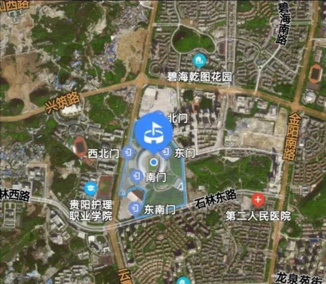 贵阳奥体中心可以容纳多少人？