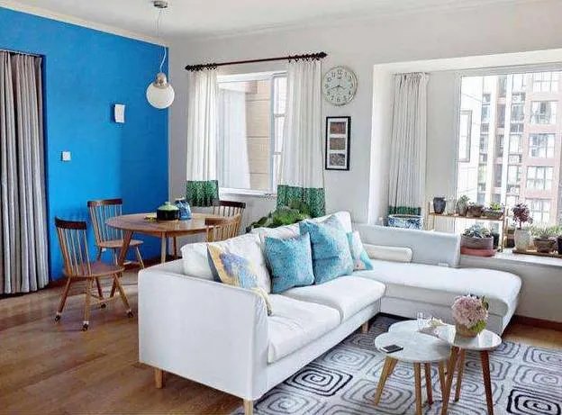 老公一直想不通沙发不靠墙怎么设计？看了这些案例就明白了！