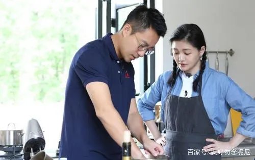 大S在飞机上不顾形象发脾气，汪小菲吓得拿掉耳机听训，他为什么怕老婆？