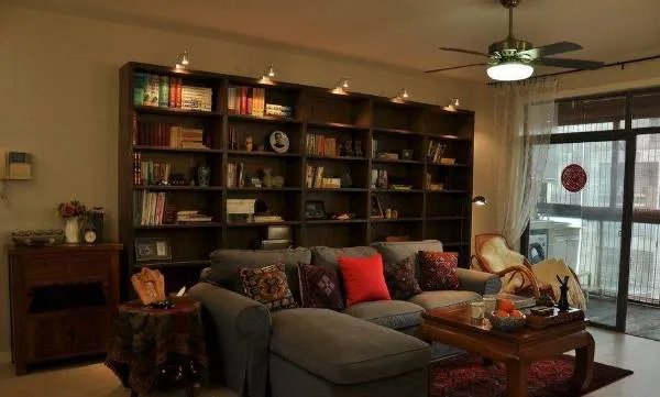 老公一直想不通沙发不靠墙怎么设计？看了这些案例就明白了！