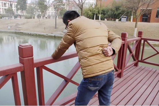 自己如何矫正驼背