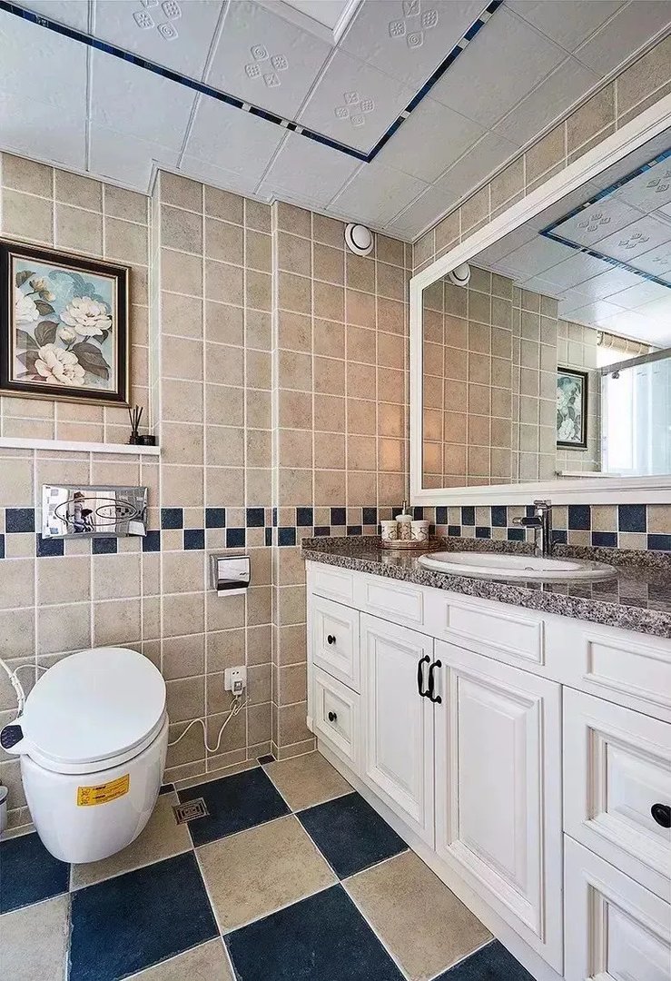 你还别说，卫生间墙砖贴上腰线，颜值提高了一大截！！！