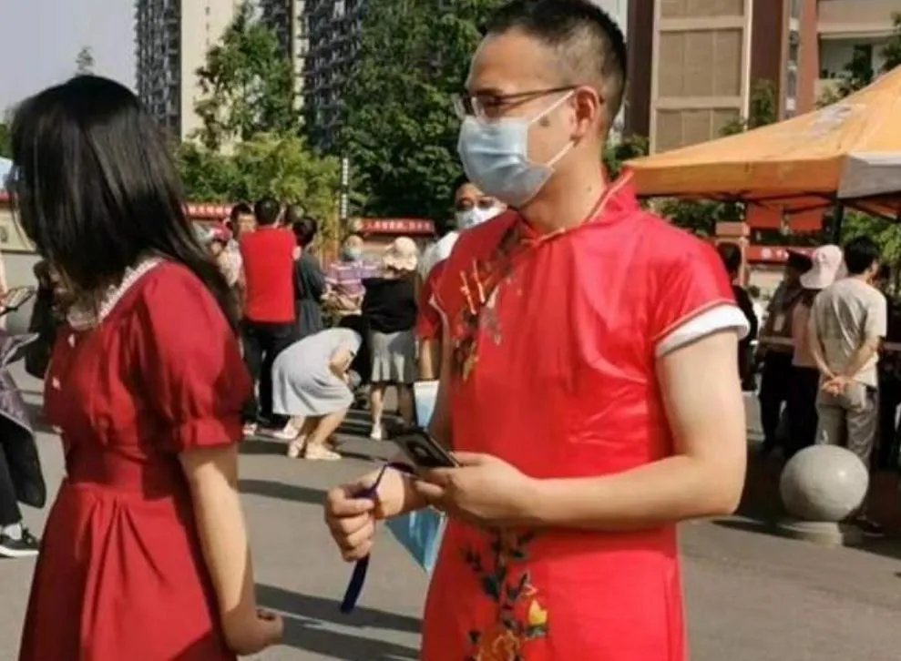 淮安一高三男班主任穿旗袍给学生送考,这届老师为了学生考出好成绩有多拼?