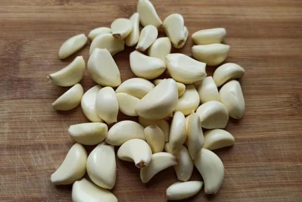 正宗腊八蒜的腌制方法