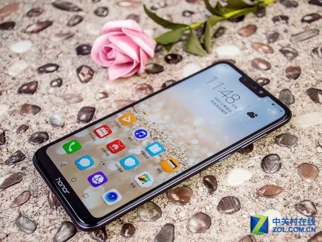 千元标配4GB大内存 荣耀8C给你越级体验