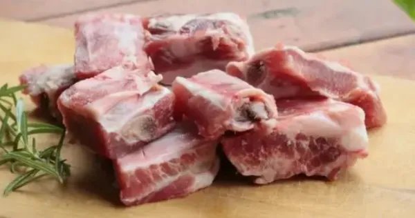 肥城一男子团购五斤排骨煮熟后表面呈鸡皮状，买排骨时该如何挑选？