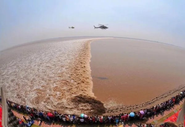 浙江嘉兴一女子观潮拍视频被卷入浪花,观潮时该如何注意生命安全?