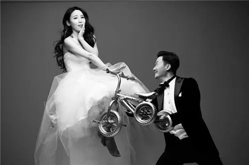 怎么拍搞笑结婚照   拍搞笑结婚照的方法