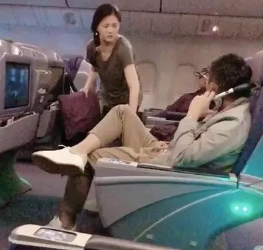 大S在飞机上不顾形象发脾气，汪小菲吓得拿掉耳机听训，他为什么怕老婆？