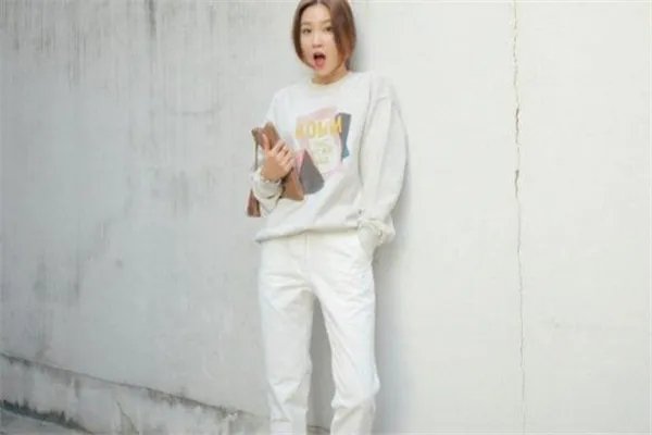 白色卫衣配什么裤子好看 白色卫衣搭配裤子图片