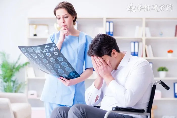 德牧趴蹄什么原因