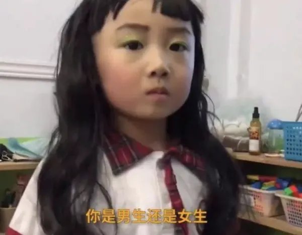 16岁学生“男扮女装”走红，因长相太甜美，后来怎样了？