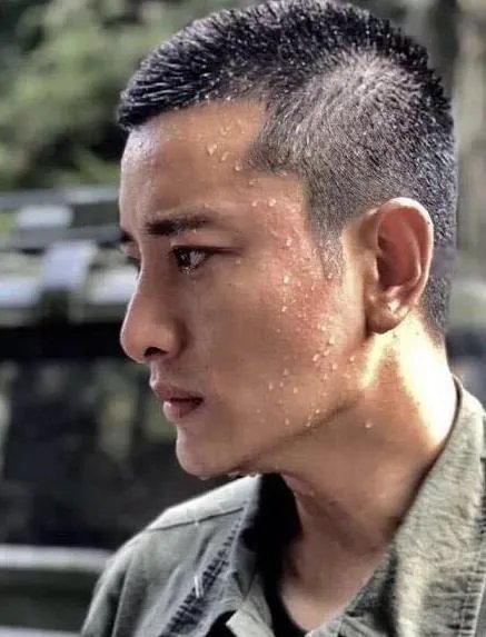 贾乃亮综艺复出后爱火再燃，疑似走出情伤？