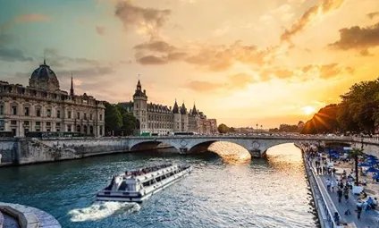 法国塞纳河的名称是怎么来的？塞纳河的地理位置及流向如何？