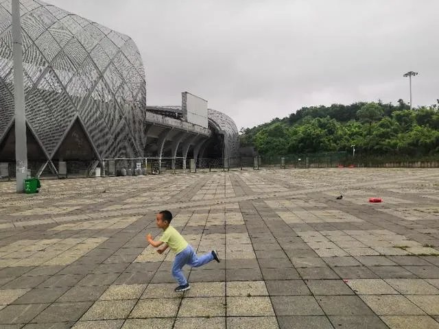 贵阳奥体中心可以容纳多少人？