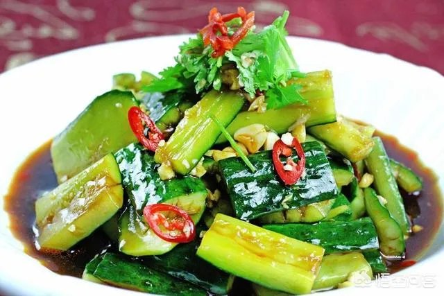 想在家里准备宴请一下朋友,六个人八个菜,大家有什么好的推荐?