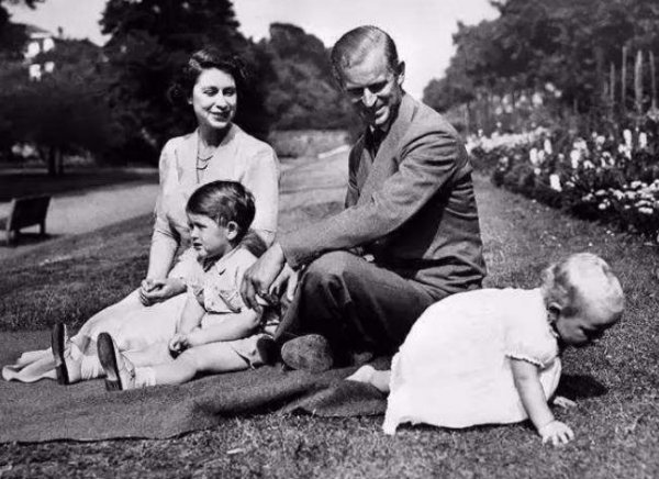 为什么菲利普亲王当年娶女王要放弃希腊王位的继承权？