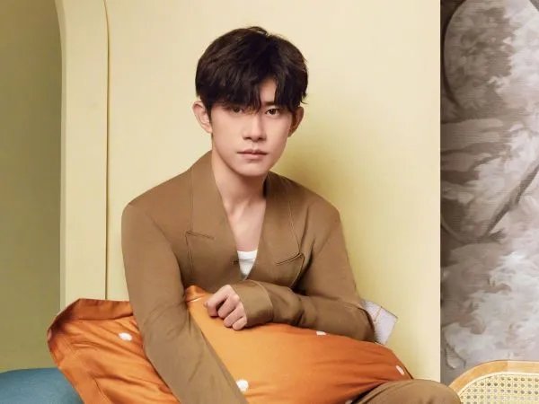 易烊千玺战损妆曝光，他在《长津湖》中饰演的是一个怎么的人物