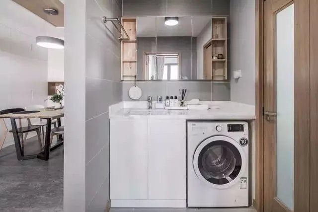 把洗衣机塞到洗手台下方，美观又实用，邻居看了也悄悄回家照着装！