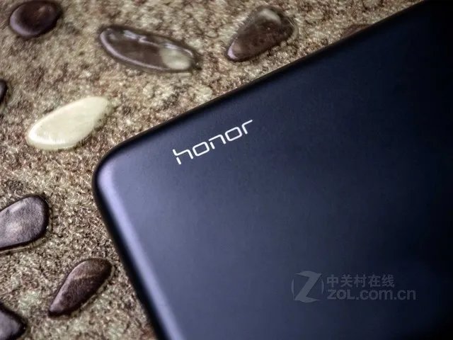 千元标配4GB大内存 荣耀8C给你越级体验