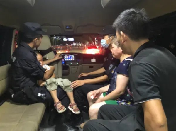 成都一广告牌“从天而降”砸伤男孩，民警火速护送就医，此事该如何追责呢？