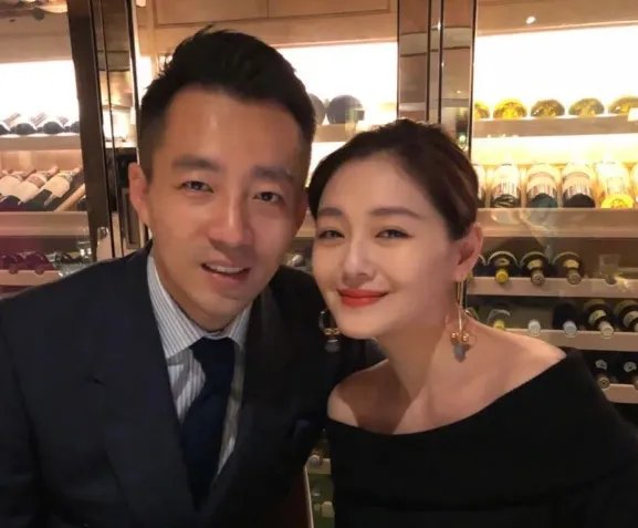 大S在飞机上不顾形象发脾气，汪小菲吓得拿掉耳机听训，他为什么怕老婆？