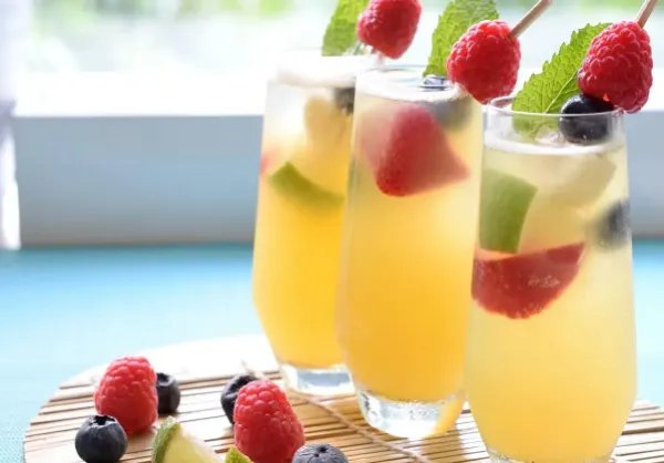 女子称蜜雪冰城中喝出活苍蝇，为何近期类似食品安全问题频发？