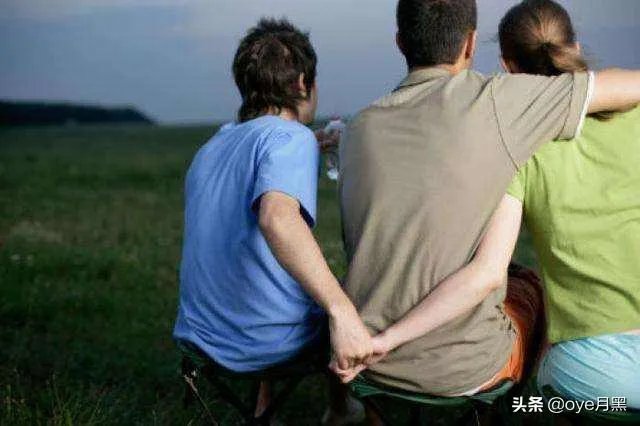 朋友瞒着我叫我女朋友出去KTV玩是什么意思？