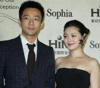 大S在飞机上不顾形象发脾气，汪小菲吓得拿掉耳机听训，他为什么怕老婆？